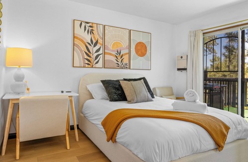 Woodlands Cabin | Modern Retreat - Hiking Trails, Mini-Golf & Views