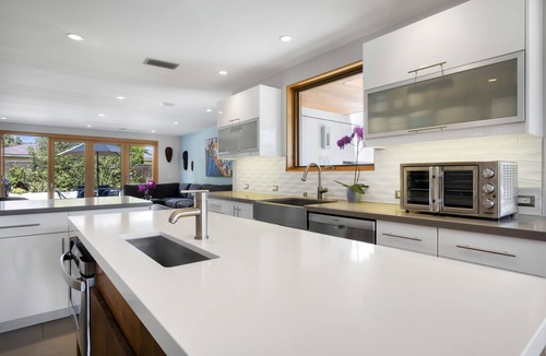 East Mesa House | Modern Sea Escape - with A/C, steps to Shoreline Park, beach, Hot tub, Bocce Ball, Dog OK