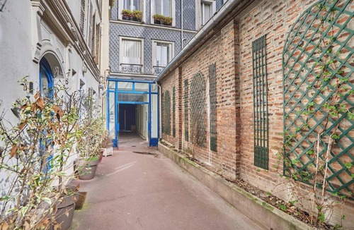 17th Arrondissement Apartment | Modern Suite Center of Paris Montmartre