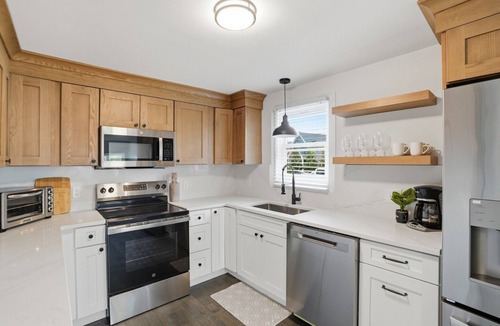 Warren House | Modern Touisset Escape | 3BR with Enclosed Porch
