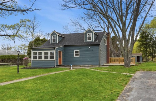 Warren House | Modern Touisset Escape 3BR with Enclosed Porch