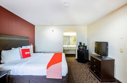 Port Allen Hotel | Modern King Room Near LSU | Quiet, Convenient Stay Close to Popular Dining Spots