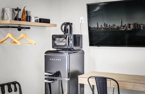 Vista Apartment | Modern Vista Getaway | Prime Downtown Location