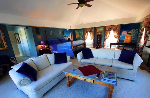 Philomont Bed & Breakfast | Monet HoneymoonSuite in villa.Elegant Lrg 2rm w/balcony, jacuzzi n phenom.view.