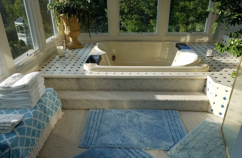 Philomont Bed & Breakfast | Monet HoneymoonSuite in villa.Elegant Lrg 2rm w/balcony, jacuzzi n phenom.view.