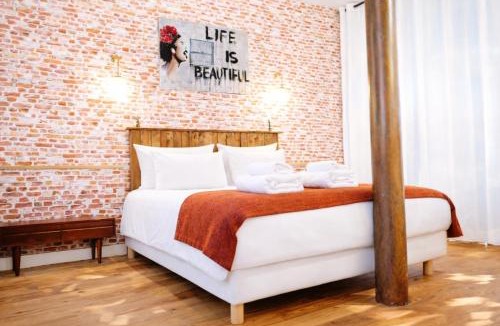 Quartier de Rochechouart Apartment | Montmartre Rue des Martyrs Loft with AC, 4-7 PEO