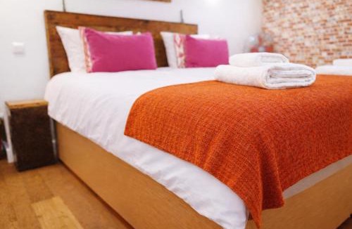 Quartier de Rochechouart Apartment | Montmartre Rue des Martyrs Loft with AC, 4-7 PEO