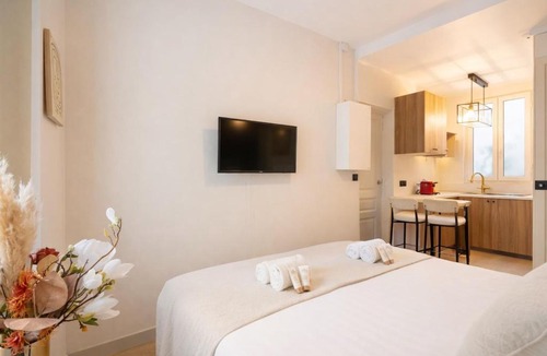 Plaisance Apartment | Montparnasse - Deluxe studio for couples, central Paris