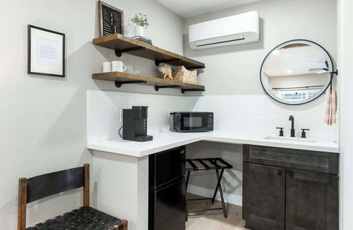 Three Rivers Hotel | Moro RM3 Sequoia Motel- AC, Pool, WiFi, 10min SNP