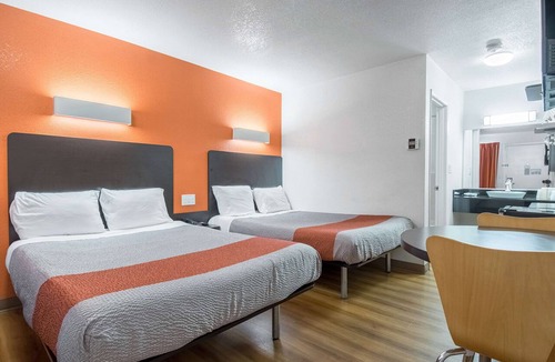 Oleander - Sunset Hotel | Motel 6 Bakersfield, CA - Central