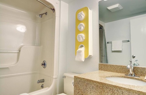 Newport Hotel | Motel 6 Newport, RI