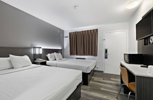Lake Hotel | Motel 6 Oceanside, CA