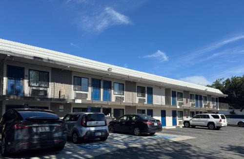 Simi Valley Hotel | Motel 6-Simi Valley, CA