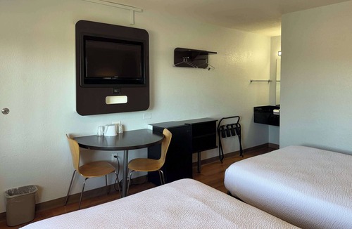 Simi Valley Hotel | Motel 6 Simi Valley, CA