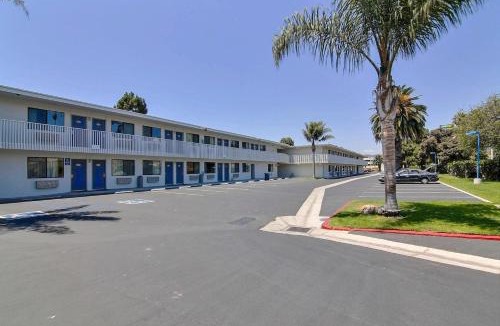 Pierpont Bay Hotel | Motel 6-Ventura, CA - Beach