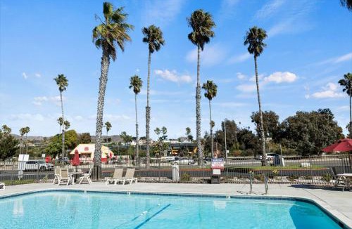 Pierpont Bay Hotel | Motel 6-Ventura, CA - Beach