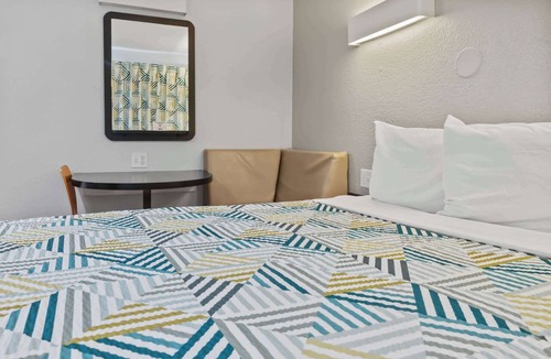 Pierpont Bay Hotel | Motel 6 Ventura, CA - Beach