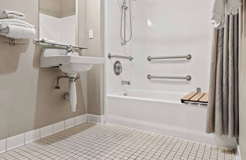 Pierpont Bay Hotel | Motel 6 Ventura, CA - Beach