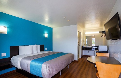 Ventura Hotel | Motel 6 Ventura, CA - Downtown