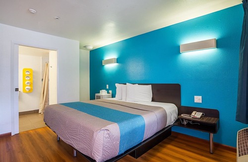 Ventura Hotel | Motel 6 Ventura, CA - Downtown