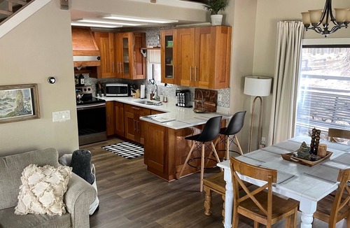 Kachina Village House | Mountain Pine Main House on Quiet Cul-de-sac-3 Decks-Views of Forest + Hot Tub!