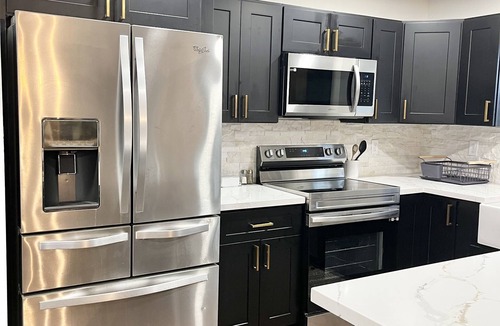 Oak Knoll Village House | Mountain View, 5-BR Estate-Jacuzzi-Game Room, <8 Min DT-Private Forested