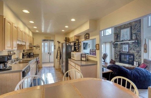 Lead House | Mountainside Chalet – Black Hills Retreat with Entertainment Room & Hot Tub