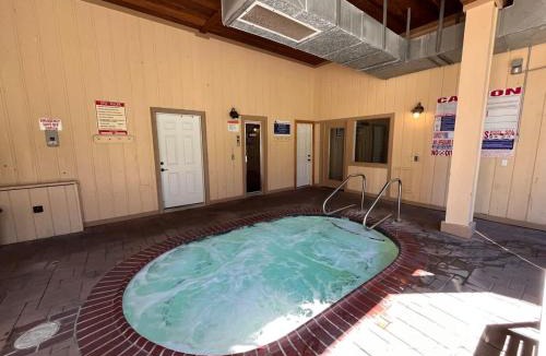 Mammoth Lakes House | MSRC28 - Cozy Ski Condo - Walk to Canyon - Dog Friendly