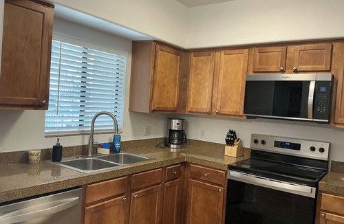 North Scottsdale House | N Scottsdale Near Mayo Clinic Stylish 1st Floor Condo King Bed Pool Gym