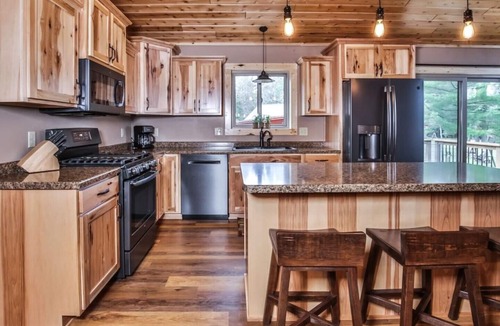 St Germain House | Nature's Edge: Lakefront Home - WiFi, Free Firewood, Generator, No Cleaning Fee!