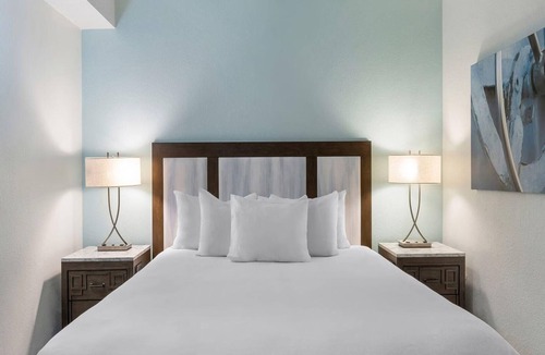 The Point Resort | Nautical 1BR at Wyndham Inn on Long Wharf – Walk to Newport Harbor