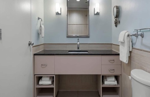 The Point Resort | Nautical 1BR at Wyndham Inn on Long Wharf – Walk to Newport Harbor