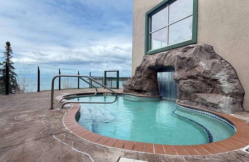 Two Harbors Condo | Nautical | 5BR Luxury on Lake Superior | Pool