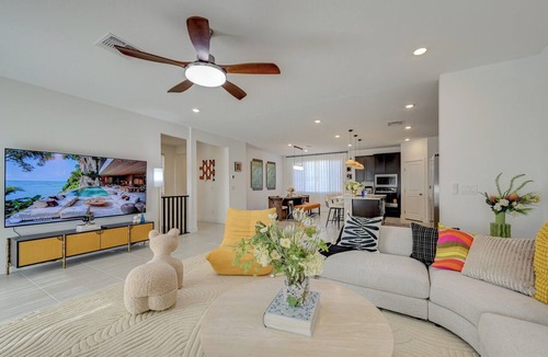 Sovana House | Near Strip LUX Spacious Villa Foosball Game 6 Bedrooms 9 Beds