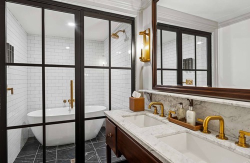 Leesburg's Old and Historic District Hotel | Near Top Wineries | Pet Friendly, Sauna + Dining