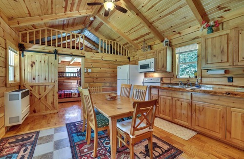 Warrens Cabin | Near Trails, Lakes, Parks! Country Cabin