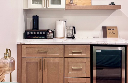 Arlington Ridge Apartment | NEW! Arlington Luxe 1BR/1BA Apt: Private Entry Free Parking Mins to DC & DCA