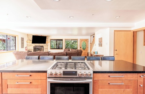 Big Bear City Cabin | New! Bearadise ~ Frank's Fort Mountain Estate