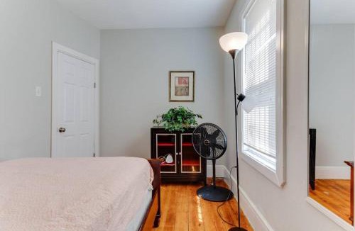 Dudley - Brunswick King Apartment | NEW! Boston Condo Near MBTA, 3Mi to Fenway! (U1)