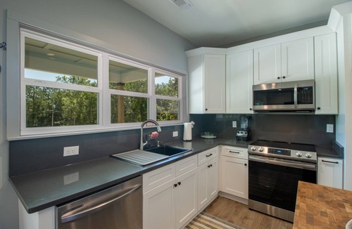 Waveland Cottage | New cottage blocks from the beach; pets OK! Firepit! Grill! EV Charger! 65” TV