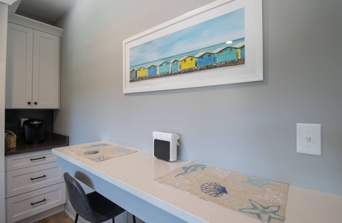 Waveland Cottage | New cottage blocks from the beach; pets OK! Firepit! Grill! EV Charger! 65” TV