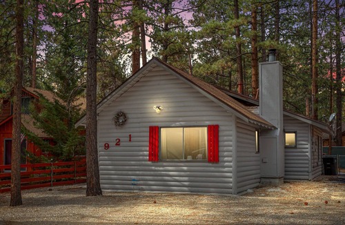 Peter Pan Cabin | New! Cute Modern Cabin, Hot Tub, Pets Welcome!