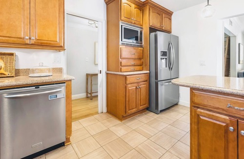 Northridge House | New gorgeous Designer Furnished 3 bedroom/ Free Heated pool with Barbecue..
