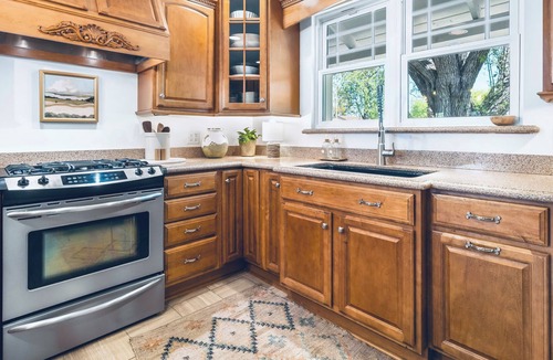 Northridge House | New gorgeous Designer Furnished 3 bedroom/ Free Heated pool with Barbecue..