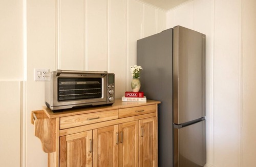 Hollywood Dell House | NEW! Hollywood Hills Retreat with Private Deck
