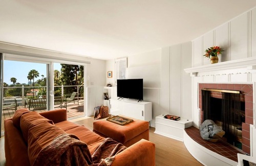 Hollywood Dell House | NEW! Hollywood Hills Retreat with Private Deck