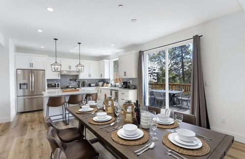 Lake Arrowhead House | New Home 2 Mstrs, AC, EV Chgr, Pool Table, Lake Rights