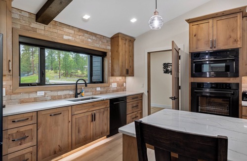 Lead Cabin | New in Powder House! Pet Friendly, 4 Ensuites, Iconic Wraparound Deck
