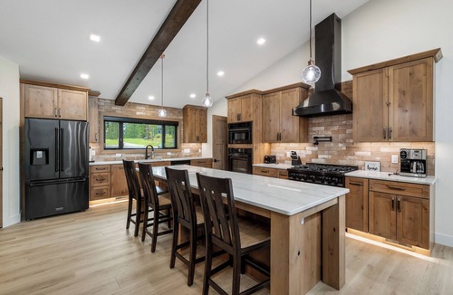 Lead Cabin | New in Powder House! Pet Friendly, 4 Ensuites, Iconic Wraparound Deck