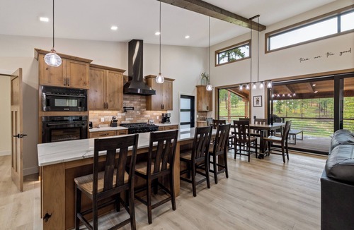 Lead Cabin | New in Powder House! Pet Friendly, 4 Ensuites, Iconic Wraparound Deck